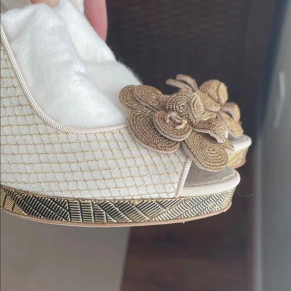 CHANEL Camellia Heels Sandals Slingback size 35 / 5 B gold white flower - Picture 12 of 17